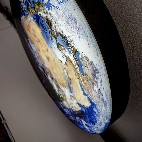 LED-Dekolampe Erde / blauer Planet, gross, Ø78cm – Detail